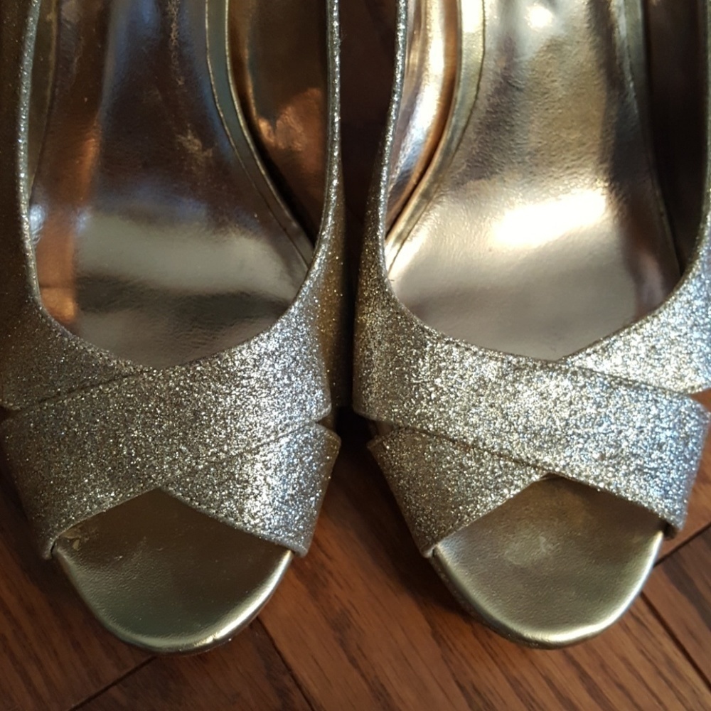 GOLD Alfani heels. - Picture 5 of 7